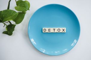 Detox Text on Round Blue Plate