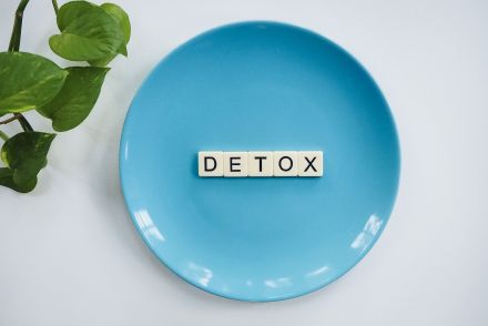 Detox Text on Round Blue Plate